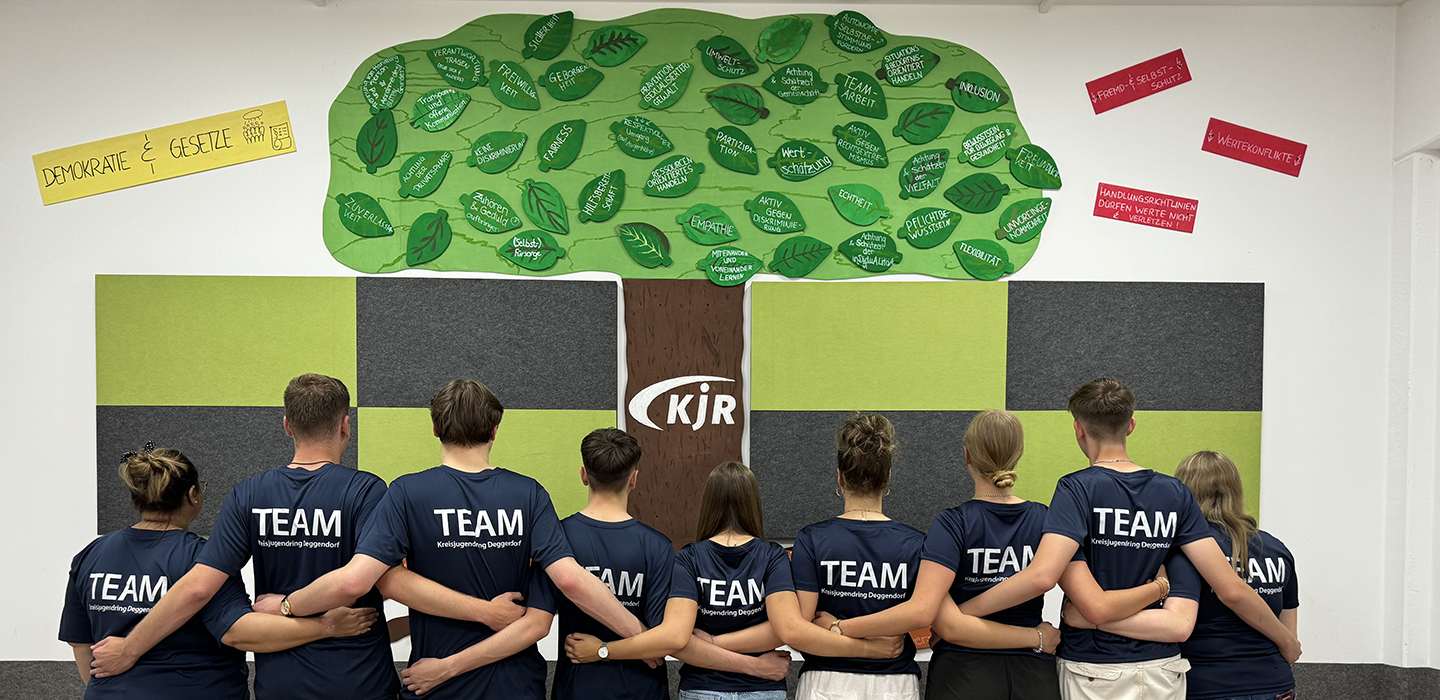 Unser Team vor unserem Wertebaum