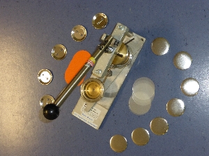 Buttonmaschine mit Rohlingen