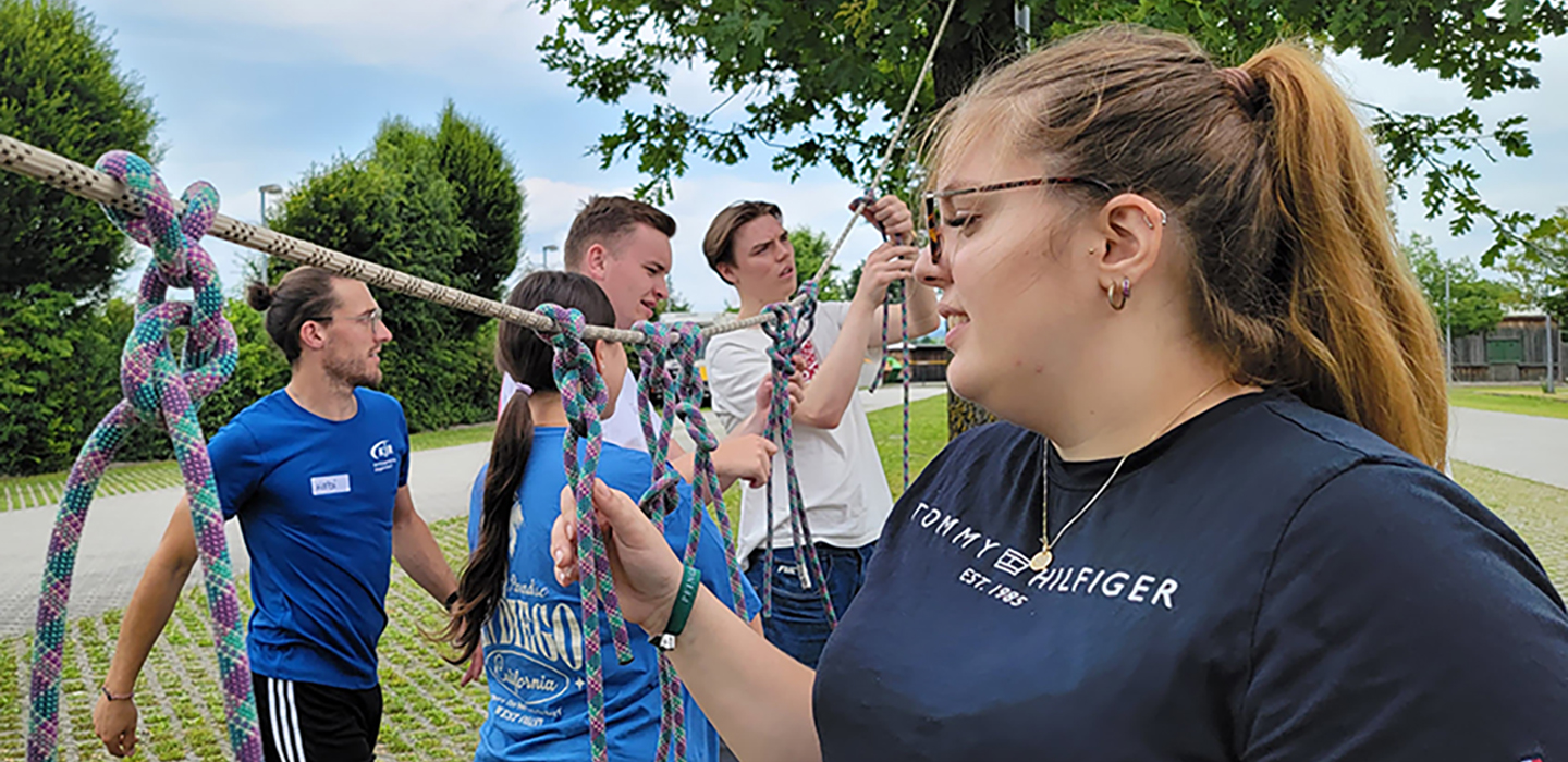Menschen arbeiten gemeinsam an einem Seil