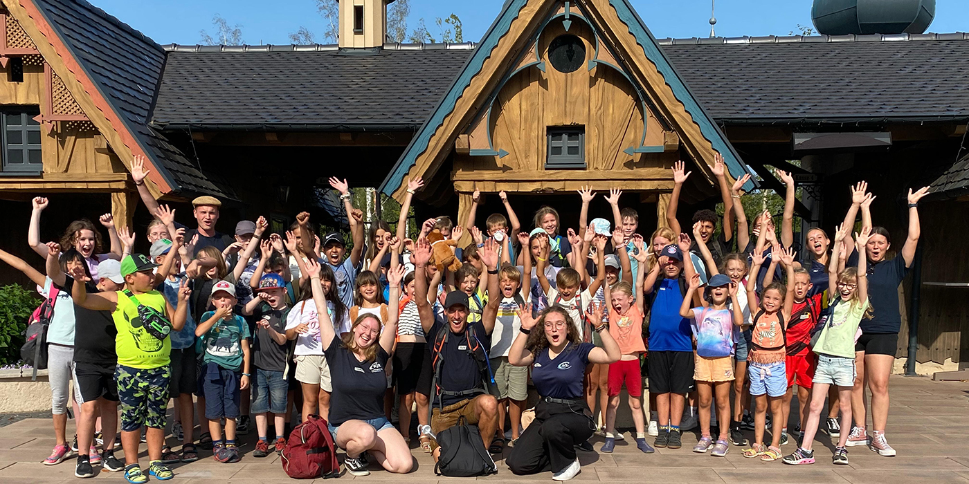 Fröhliche Kinder mit unserem Team
