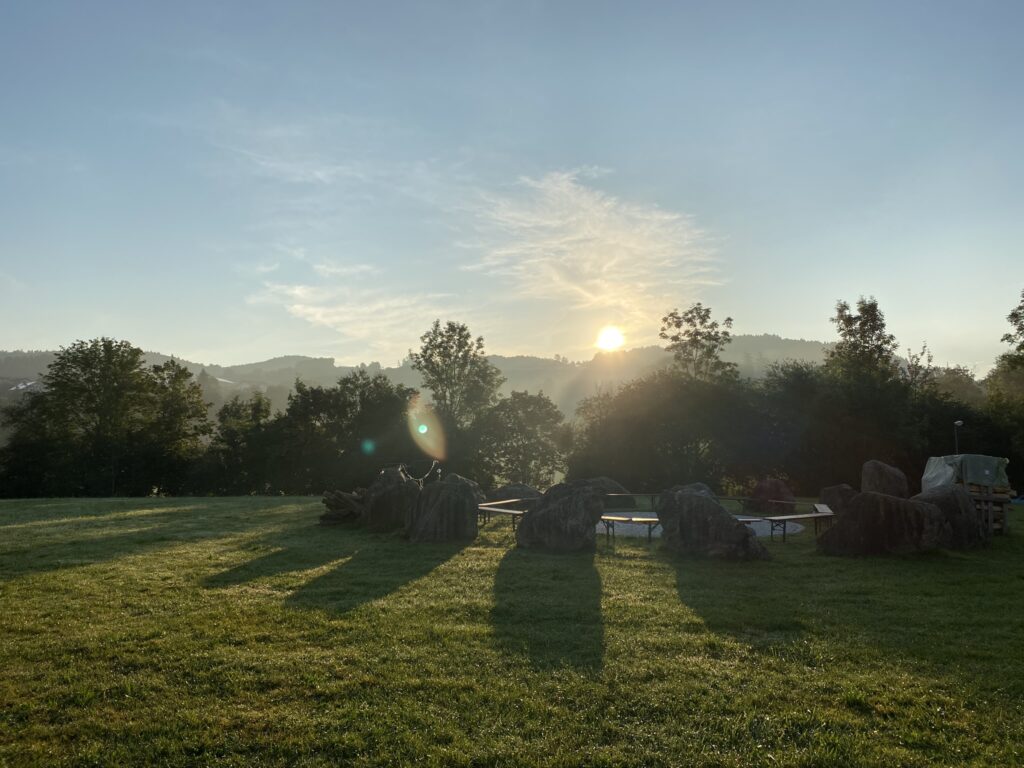 Sonnenaufgang - frühe Morgenstunden auf dem Zeltplatz Messerschmidmühle