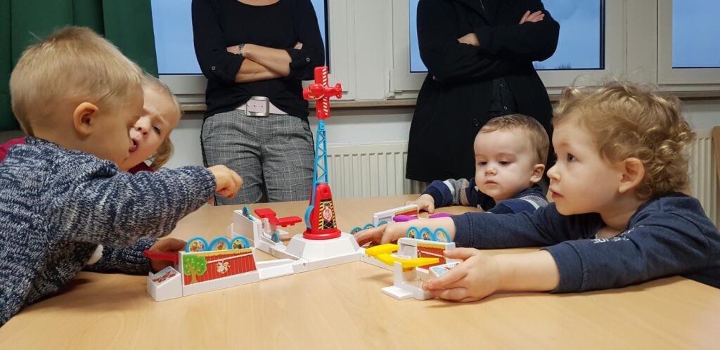 Kleinkinder bei Looping Louie